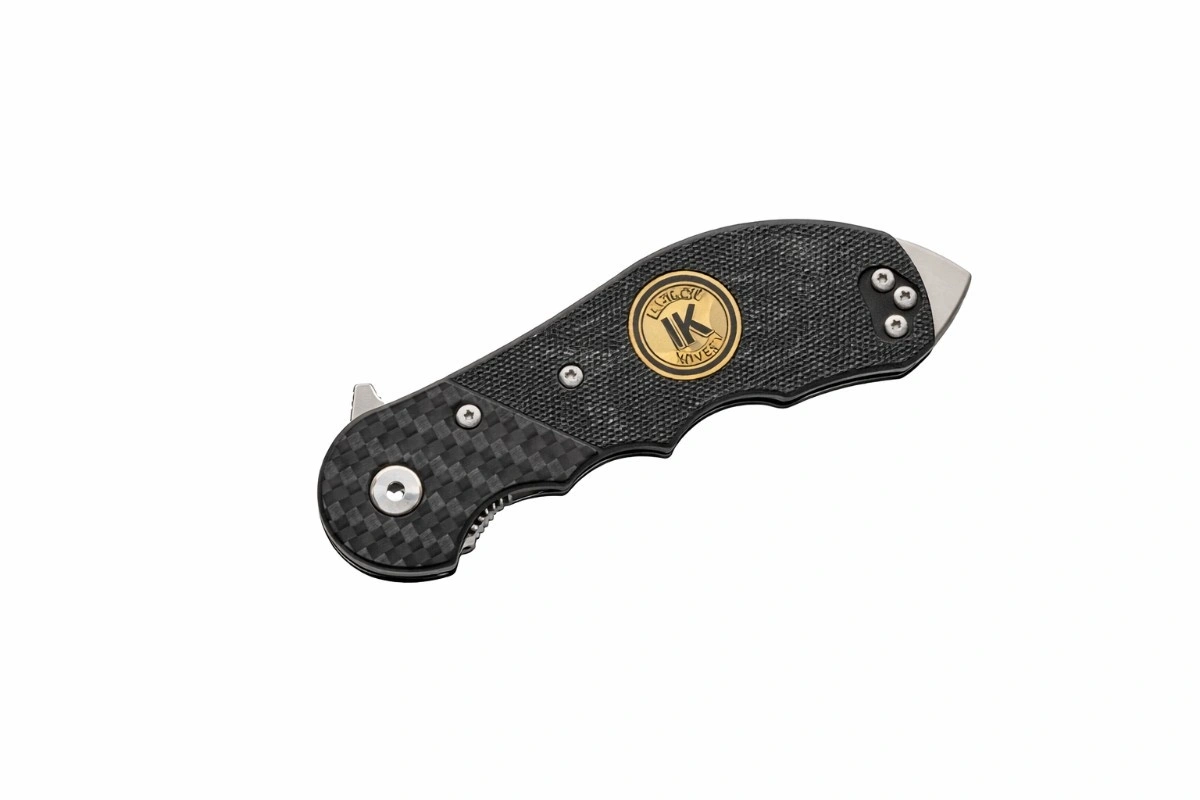 defender-g10-carbon-fiber-handle Detail view of the carbon fiber bolster and G10 handle scales on the folding knife.